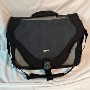 Solo Active 17 Inch Laptop Messenger Bag, Grey/Black